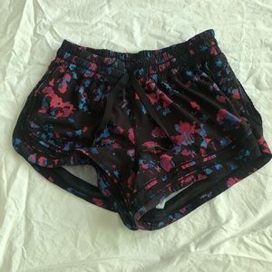 Lululemon 2.5” patterned shorts